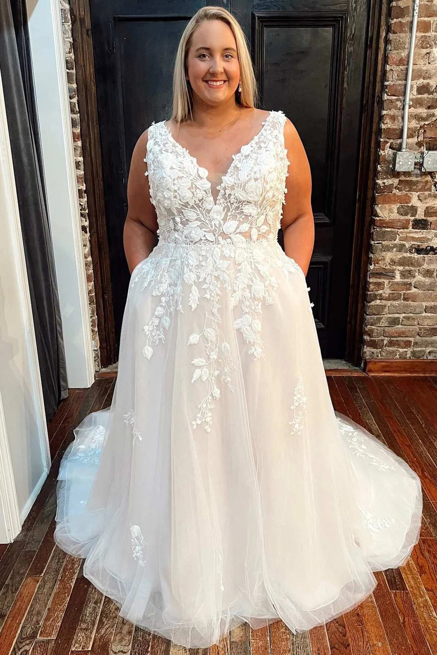 Robe de mariée trapèze en dentelle florale à col en V avec